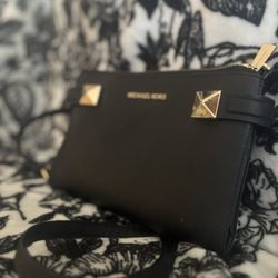 Michael Kors Hand/waist Bag Black And Gold