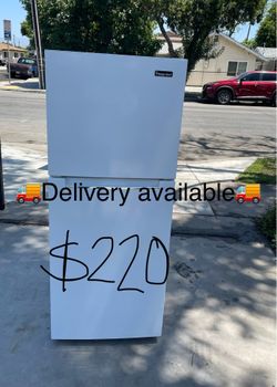 Magic Chef apartment size refrigerator 10 cu Ft