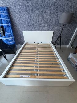 Bed queen frame
