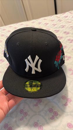 I'm selling this new era cap I'm selling it because it's too big