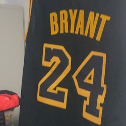 Kobe  Black Mamba Size M Boys