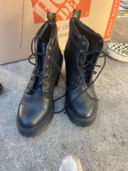 Doc Marten’s AVERIL WOMEN'S LEATHER HEELED ANKLE BOOTS Sz USW 7