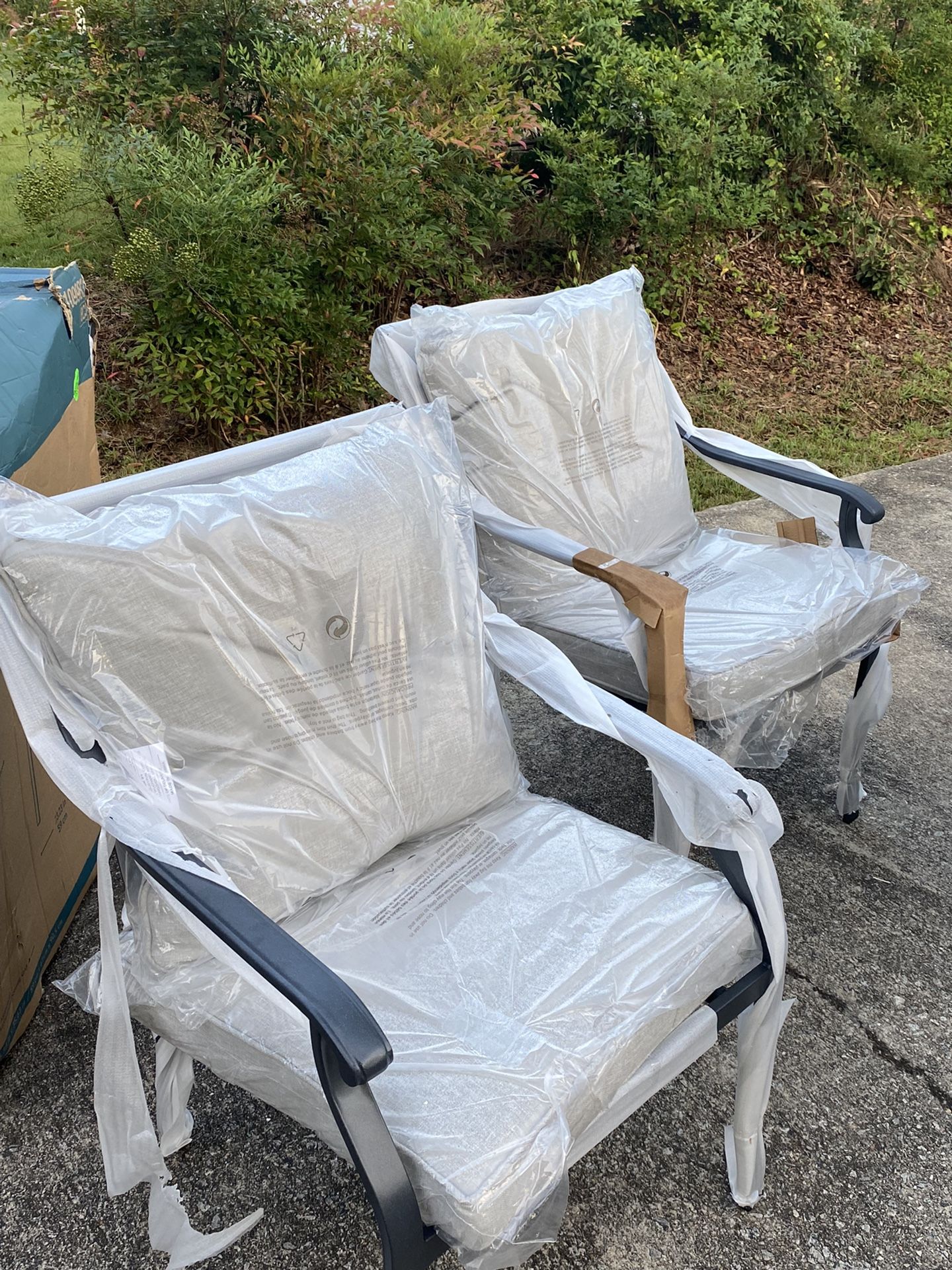 2023 New Patio Chairs! 4 To The Set With Pillows Great Set!!
