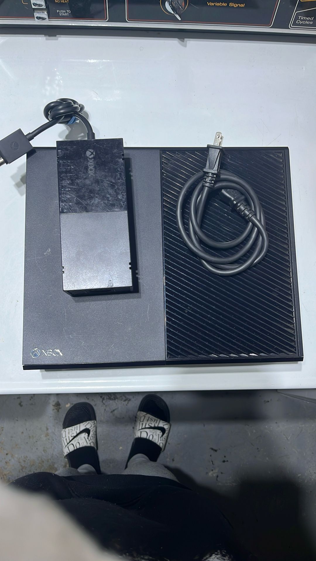 Xbox One + Controller, HDMI, Power Cord 