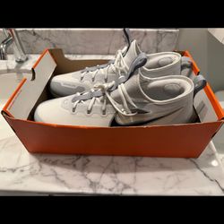 BRAND NEW NIKE SNEAKERS FORCE ZOOM TROUT 9 w/CLEATS SIZE 15