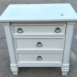 30 X 29 X 19 WHITE NIGHTSTAND 47th Ave. and Dobbins in Laveen