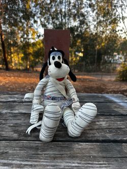 Mummy stuffed Goofy