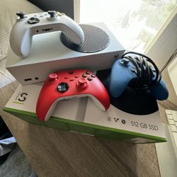 XBOX S with 3 controllers