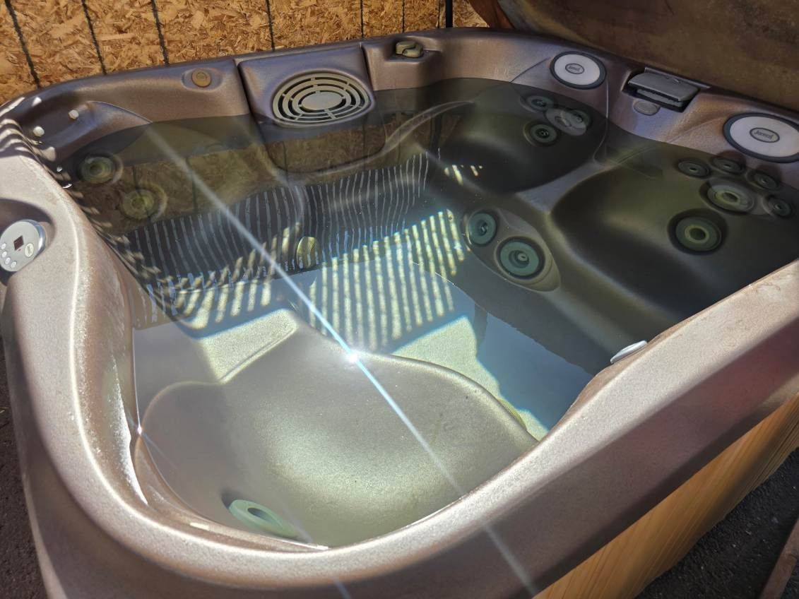 Great 4 Person Jacuzzi Brand Spa    