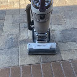 Vacuum Eureka Floor rover Dash