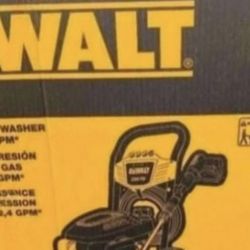 Dewalt 3300 Psi 2 4 Gpm Gas Cold Water Pressure Washer With Honda Gcv200 Engine