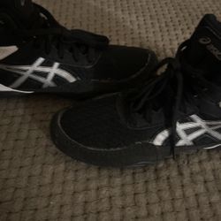 Kids Sz 13 Asics  Boxing/wrestling Shoes $25