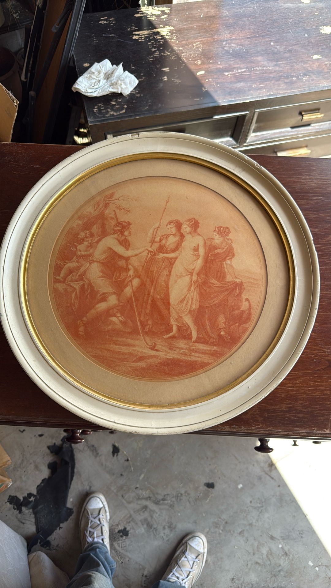 The image shows a tondo print, likely a mezzotint or stipple engraving, featuring a classical scene.