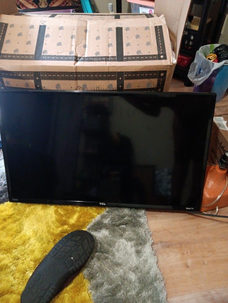 32IN TCL ROKU TV