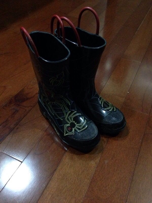 Boy's rain boot size 13