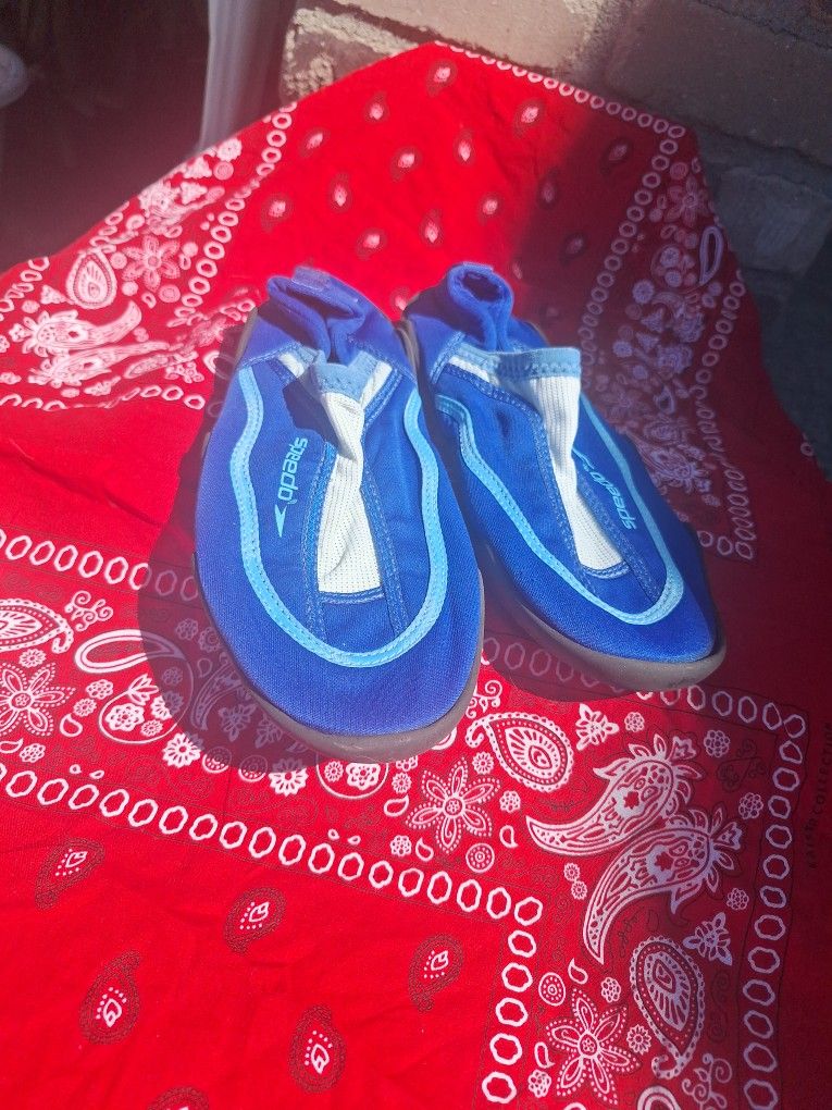 Speedo Water SHOES SIZE 9 COLOR IS BLUE AND WHITE