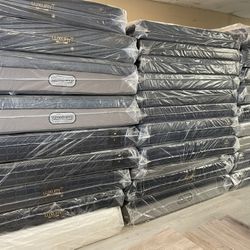 QUEEN MATTRESS & BOXSPRING 