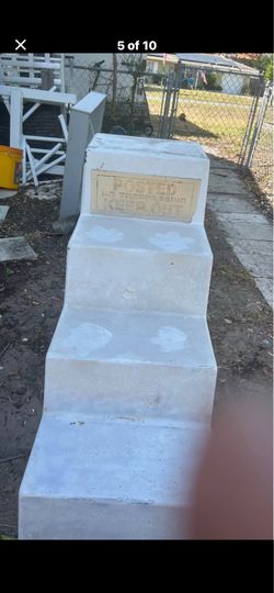 3 foot fiberglass ladder LOOK. NEW!!