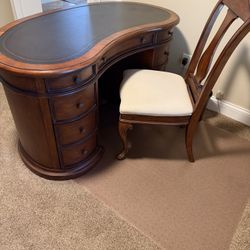 Traditional Kidney-Shaped Executive Desk & Chair