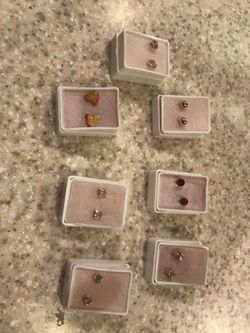 Aretes de oro de 10k de $35 y $45