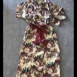 Beautiful vintage Victoria Secret. Long silky robe. Mint condition! Sz M/L Winter florals
