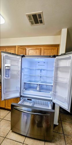Samsung 28cu Ft French door Refrigerator with autofill water pitcher stainless steel