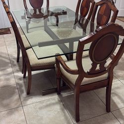 Juego de comedor con china de cristal y 6 sillas / Dinning room with china cabinet