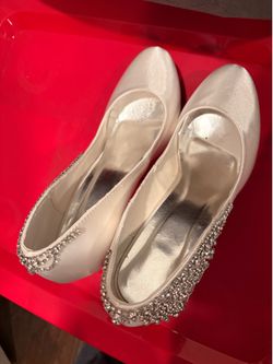 Beautiful white satin shoes!