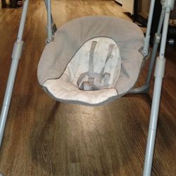 Graco Slim Spaces Baby Swing 