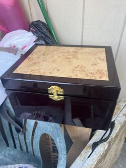 Good Condition Jewelery Hox