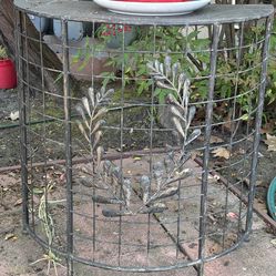 🟰 Vintage Metal Plant Stand 🟰