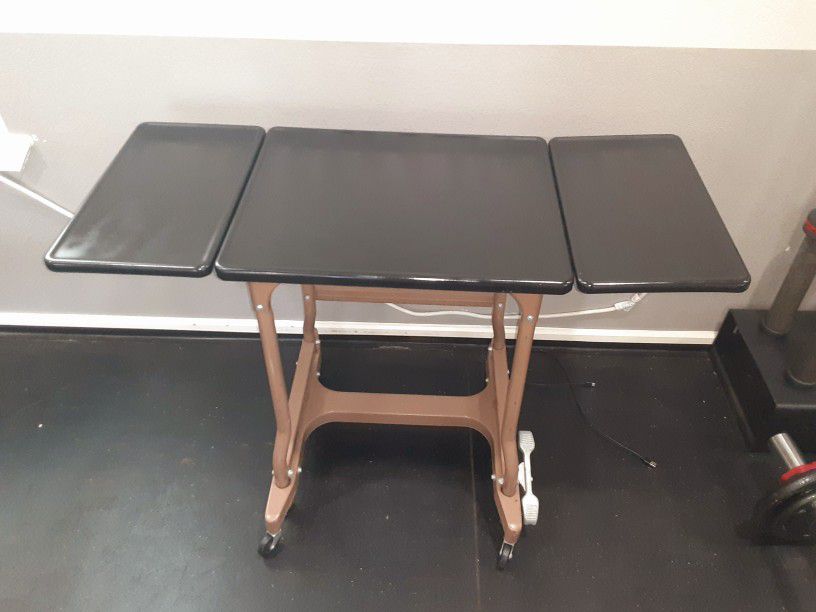 Adjustable Rolling Student Metal Desk / Foldable Table ( Mesa / Escritorio )
