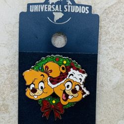 2023 Universal Studios Christmas Earl & Pearl the Squirrel  Wreath Pin New 