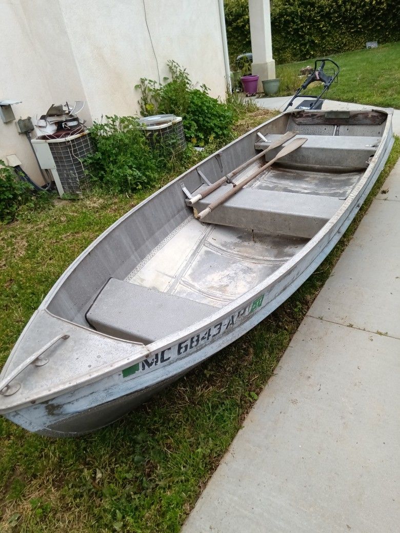 14' Aluminum Boat.Good Condition, No Leaks. No Trailer. Fits In My Bed Of Truck.