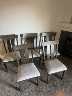 5 Saturday Dining Chairs With Matching Table
