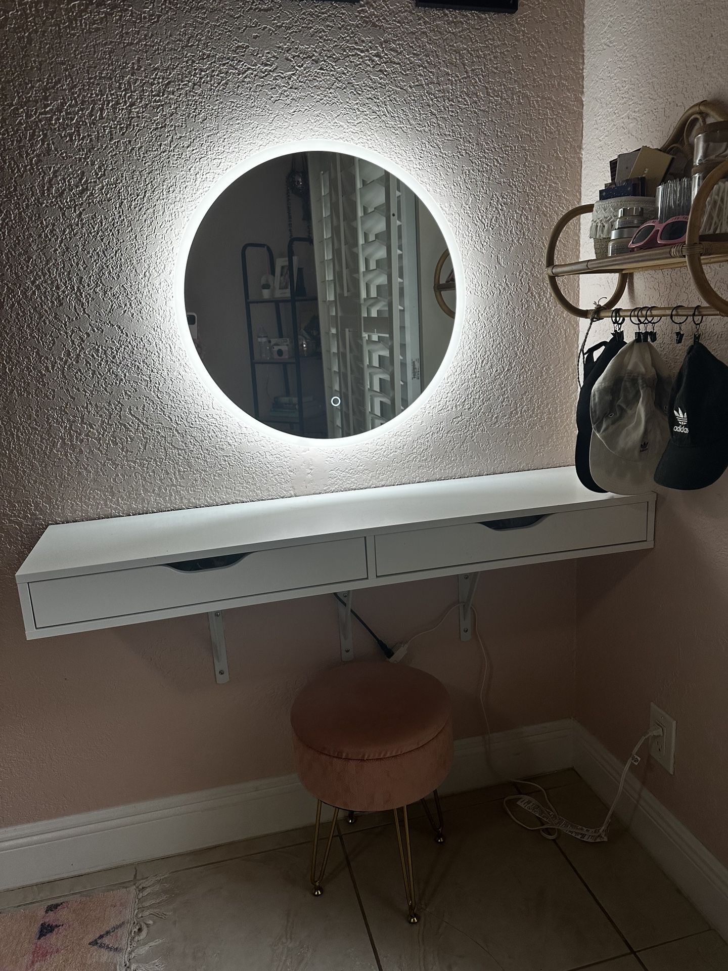 Light Up Makeup Mirror And Vanity