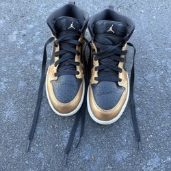 Black/Gold Boys Jordan 1 High top Sneakers. Size 3Y