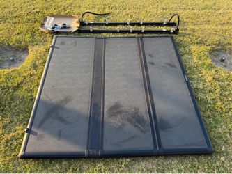 OEM 2018 Tundra 5.5ft bed Hard tri-fold tonneau cover
