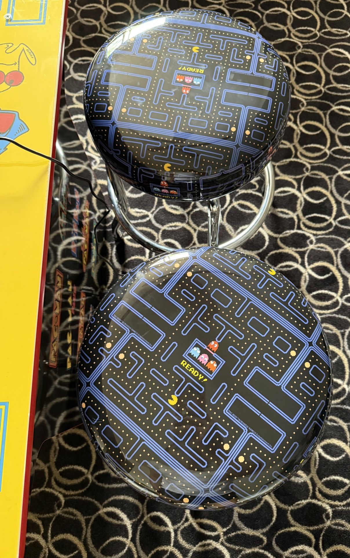Pac-Man Console Game With 2 Pac-Man Logo Chairs
