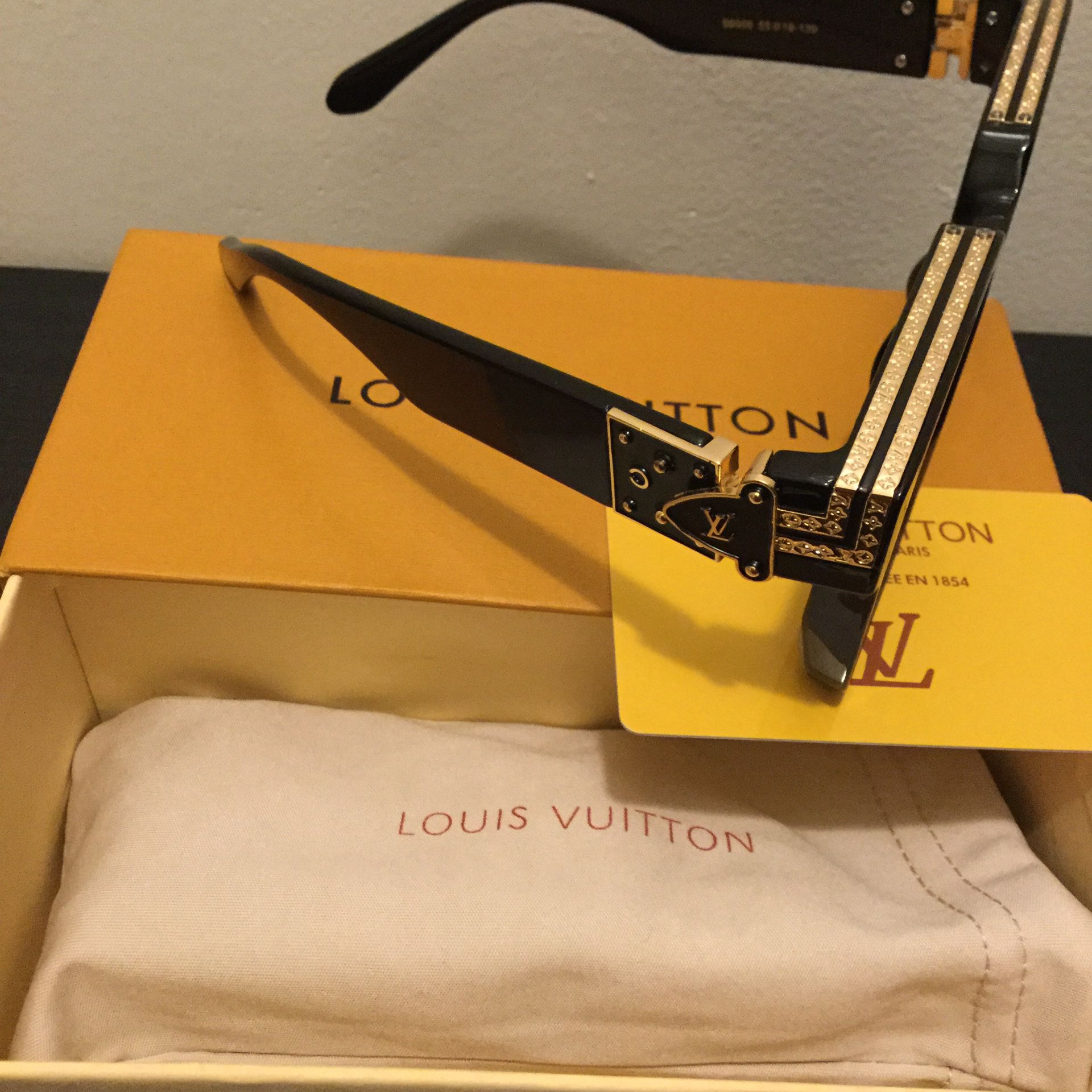 Louisvuitton sunglasses with case and accessories