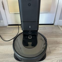 Roomba i7+ w/ self-emptying bin