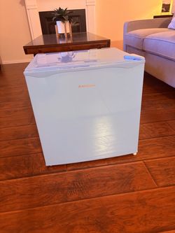 Mini Fridge-brand new