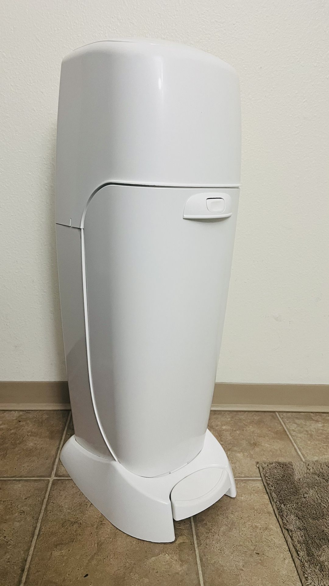 Playtex Diaper Genie Complete pail + 4 Refill Bags 