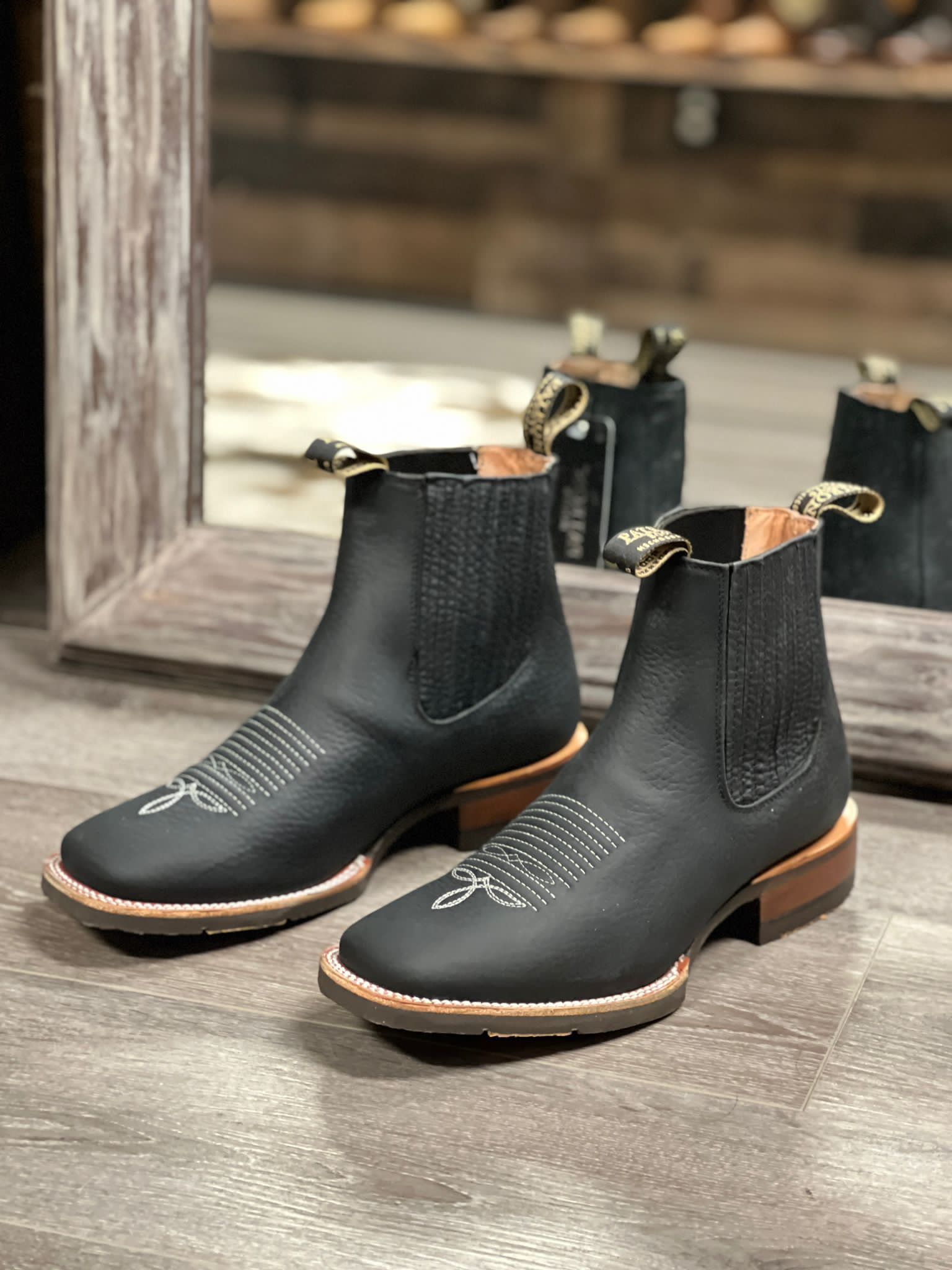 Botin Cuadrado Rodeo Rhino Negro Suela Hule