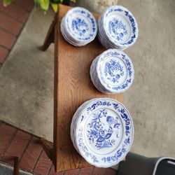  International  Table Works Silk Road 1995 Serving For 8 .. 32 Pieces No Cups 