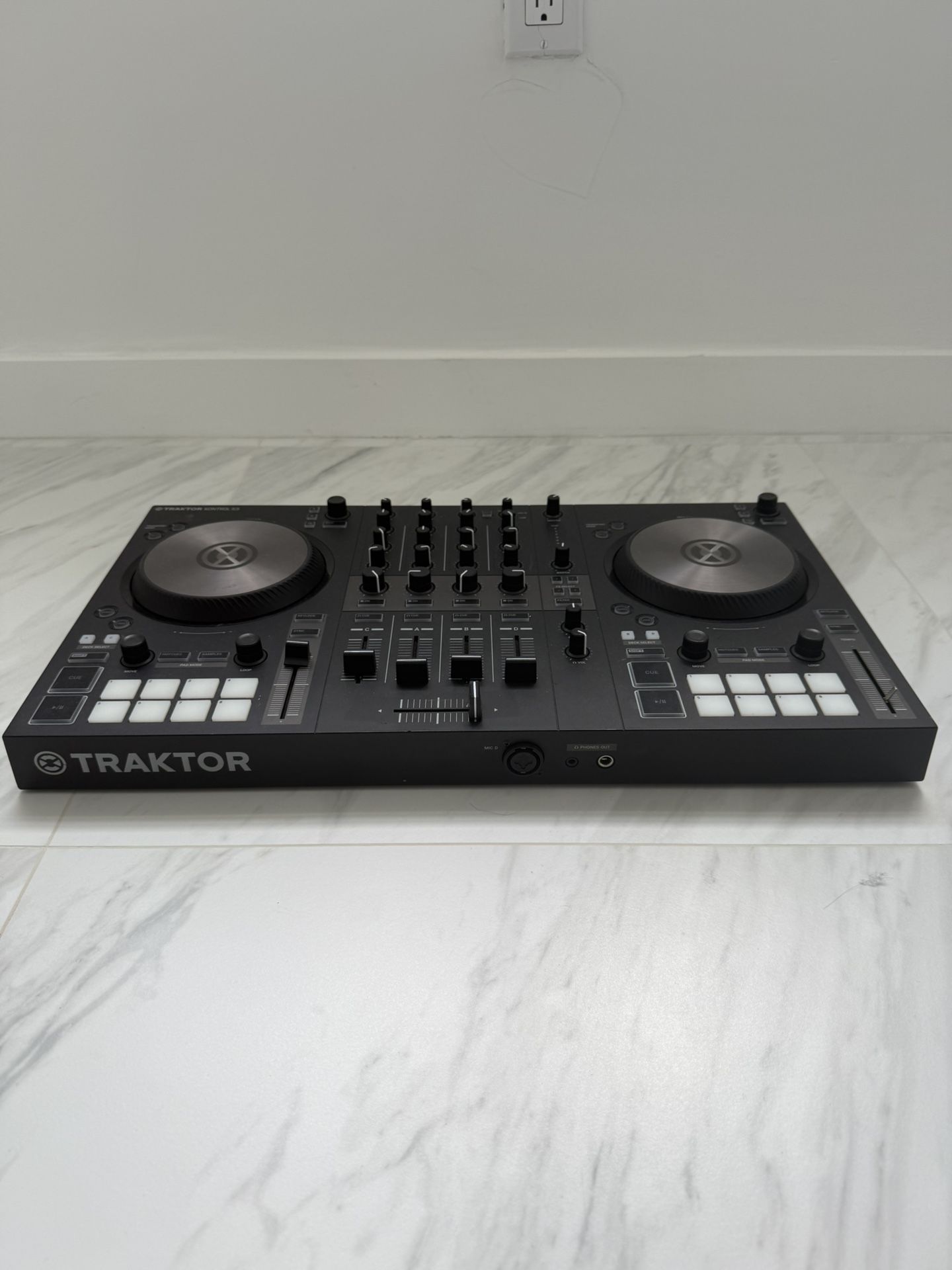 Traktor Kontrol S3 4 channel DJ Controller