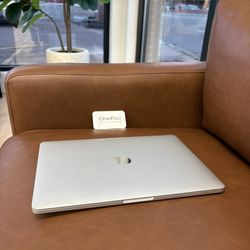 MacBook Pro 13” 2020 – 32GB RAM – 2.3GHz i7 – 4 Thunderbolt 3