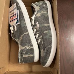 Women’s Sketchers Tennis Shoes