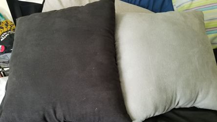 2blk 2 gry pillows