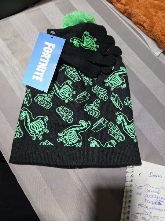 NWT FORTNITE KIDS HAT AND GLOVE SET